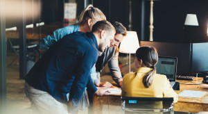 Prezesi stawiają na AI. Firmy zmieniają role i przekwalifikowują pracowników