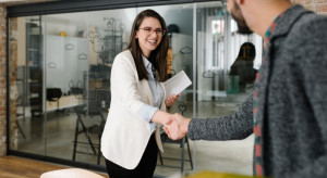 Młodzi kontra doświadczeni. Kto wygrywa wyścig o nową pracę?