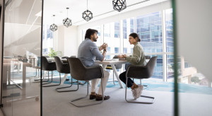 Dlaczego "przyjrzyjmy się temu razem" działa, a "zrobiłeś to źle" psuje wszystko?