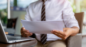 Umowa o pracę kontra B2B. Etatowcy tracą rocznie dziesiątki tysięcy złotych