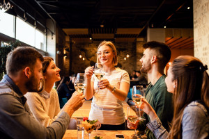 Alkohol przełamuje lody, ale nie buduje trwałych więzi. "Relacje nie potrzebują promili"