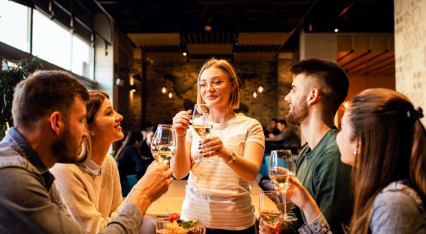Alkohol przełamuje lody, ale nie buduje trwałych więzi. "Relacje nie potrzebują promili"