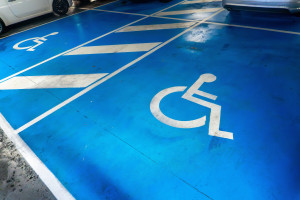 Te świadczenia należą się z orzeczeniem o niepełnosprawności. LISTA Ulgi, dopłaty i specjalne uprawnienia na stopień lekki