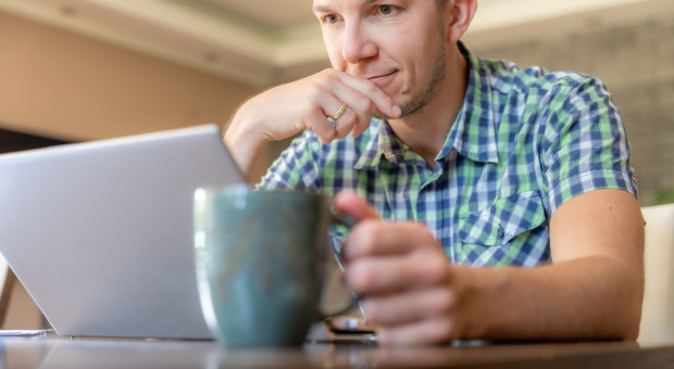 Dyskryminacja znika z ofert pracy, ale pensje wciąż pozostają tajemnicą