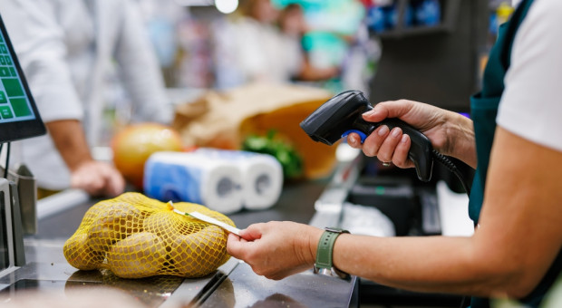 Praca w handlu przestaje być pewniakiem.  "Sklepy chcą zrobić z ludzi roboty"