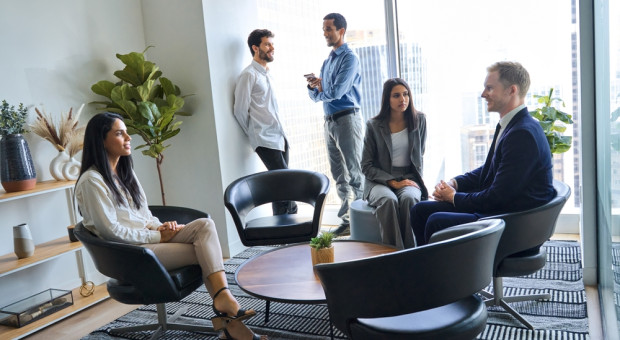 AI zabiera pierwsze szczeble kariery. Młodzi pracownicy stają się niepotrzebni