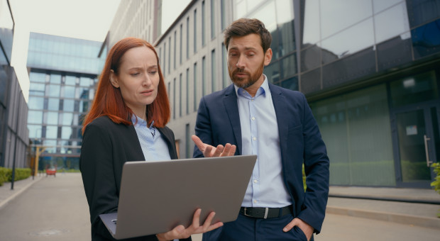 Mobbing w białych rękawiczkach. Subtelna agresja niszczy pracowników, zanim ktoś to zauważy
