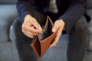 ZUS wypłaci pełnoletnim Polakom 500 zł miesięcznie do końca życia. Dwa ważne warunki