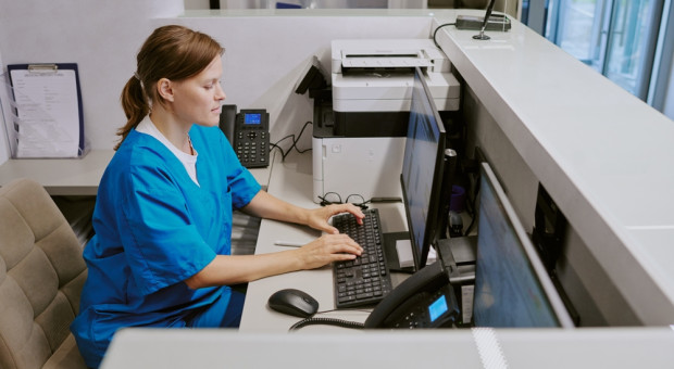 Tech bombing w pracy: cyfryzacja przyspiesza, ale rozprasza jak nigdy wcześniej