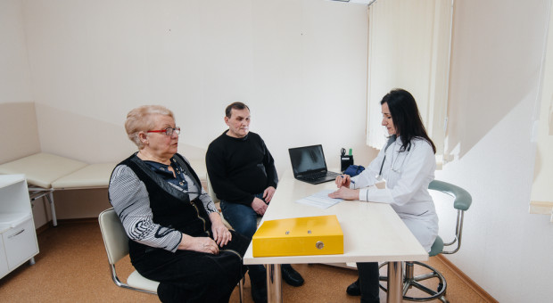 „Lekarz jest bezpiecznikiem państwa”. Polityczne zakazy nie naprawią ochrony zdrowia