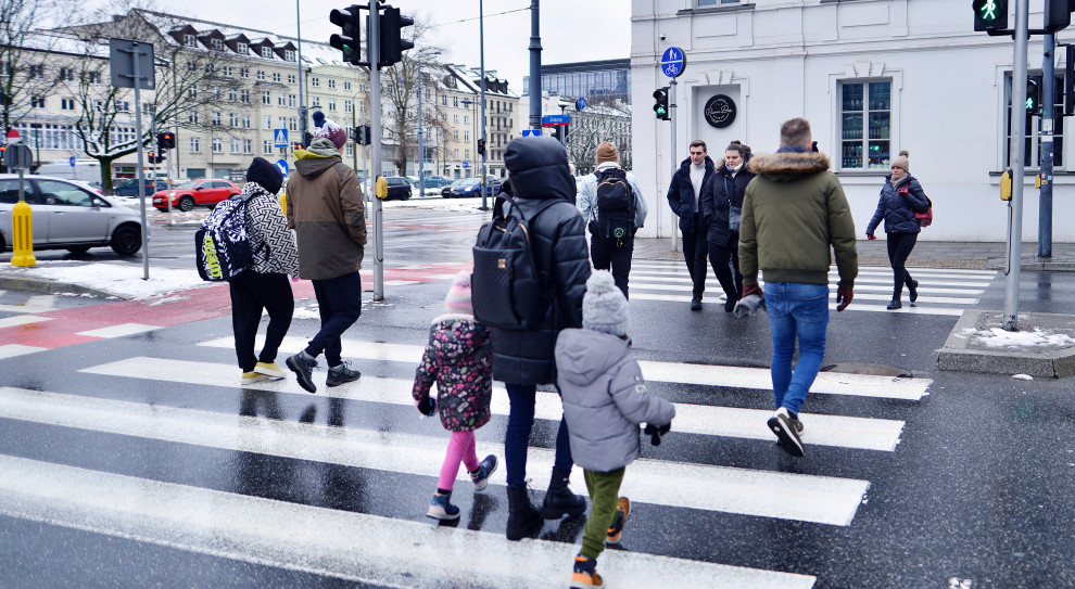 Kolejny miesiąc spadków na rynku pracy. Czy to już dno?