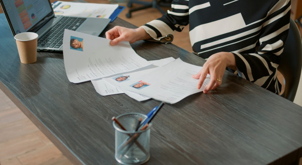 Masowe wysyłanie CV nie pomaga. Headhunterki zdradzają, co działa lepiej