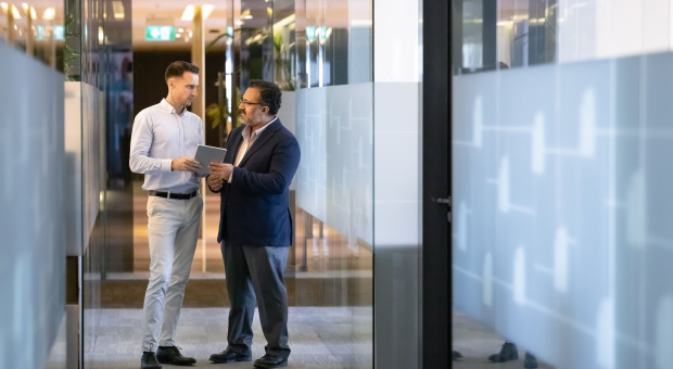 Elastyczna praca buduje zaufanie do szefa. Biuro może je osłabiać