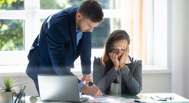 Nie każda szorstka uwaga to mobbing. Pracownicy i menedżerowie w pułapce nieporozumień