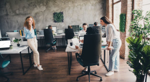 Jesteśmy coraz bardziej zadowoleni z pracy, ale stres i niepewność rosną