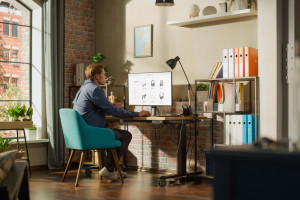 Freelancerzy na fali, ale firmy wciskają hamulec. IT i AI rozdają karty