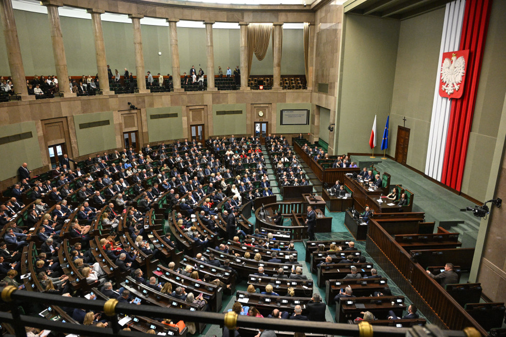 Posłowie na sali obrad Sejmu Fot. Radek Pietruszka / PAP