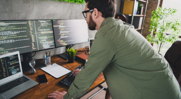 AI pompuje pensje do 30 tys. zł. Rewolucja, która "pożre" własne dzieci