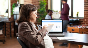 Pracują "za darmo" przez tygodnie. Raport ujawnia skalę zjawiska