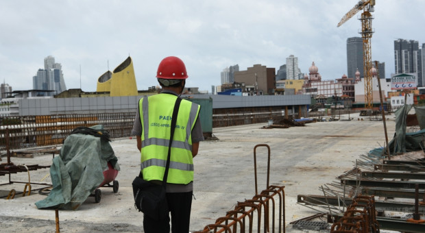 Mniej dni pracy, ale też mniej pieniędzy. Taki scenariusz staje się realny
