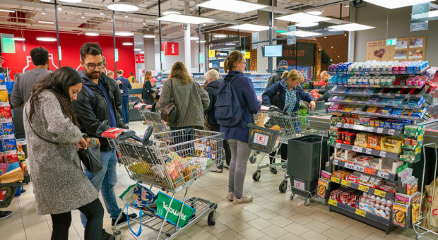 Najbardziej zadowoleni z zarobków nie pracują w biurze. Przyczyna jest prosta