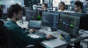 Luka kompetencyjna w cyberbezpieczeństwie rośnie. AI pomaga, ale też komplikuje sytuację