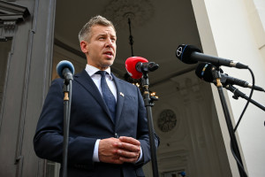 Premier i ministrowie będą zarabiać mniej. Rząd tnie pensje polityków