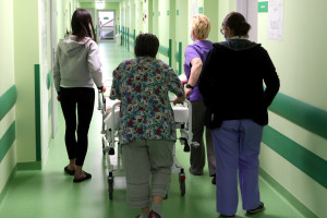 11 485 zł dla pielęgniarki, 12 910 zł dla lekarza. Od 1 lipca podwyżki płac