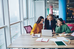 Rośnie rozdźwięk w rekrutacji. Kandydaci chcą stabilności, firmy stawiają na benefity