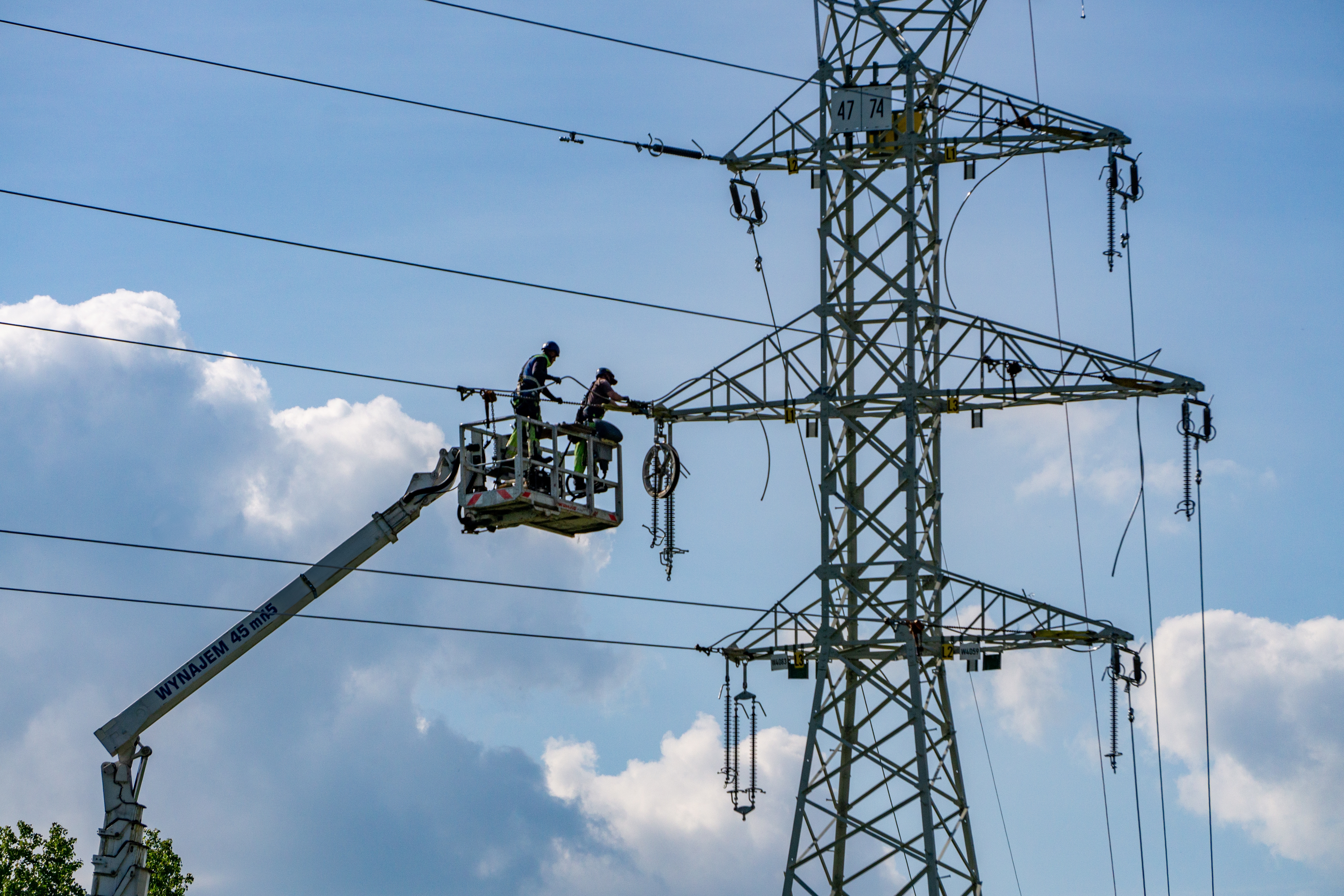 Bardziej odporne na zwolnienia pozostają obszary, w których występuje trwały deficyt kompetencji lub wysoka bariera wejścia, np. energetyka Fot. Adam Bartosik / Shutterstock