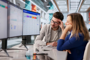 Wakacyjny koszmar w biurach. Pracownicy płacą za błędy firm