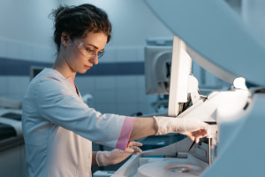 Branża hamuje z rekrutacją, ale podnosi pensje. Najlepsi zarobią 57 tys. zł