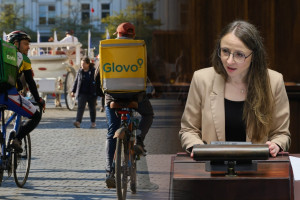 Umowa o pracę dla każdego kuriera? Rząd pokazał projekt. Prawnicy mają poważne wątpliwości