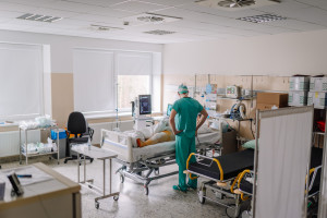 Koniec wysokich zarobków na kontraktach? Rząd szykuje zmiany dla lekarzy