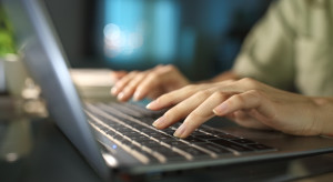 Pracownicy coraz częściej ukrywają to przed szefem. Mogą nawet stracić pracę