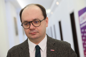 Sezon na L4 coraz bliżej. MRPiPS wyjaśnia zasady zwolnień lekarskich i co wolno pracownikowi