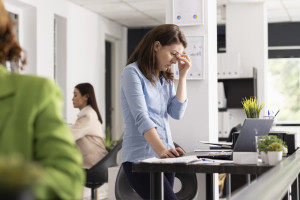 Pracownicy rzadko o tym mówią. Skala problemu zaskakuje