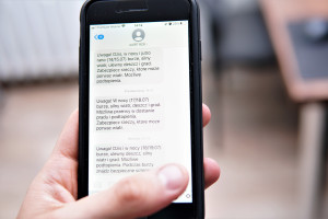 Alarm RCB a spóźnienie do pracy. Ekspert wyjaśnia, kiedy jest usprawiedliwione i co z pensją