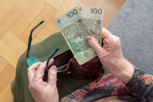 Dodatkowe pieniądze po 75. roku życia. Pierwsze przelewy 1 października